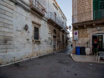 ...imbocchiamo via Madre Chiesa e percorriamo lo stretto vicolo per circa 200 metri...